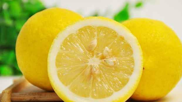 小萌瓜吃柠檬视频,酸爽滋味引网友热议