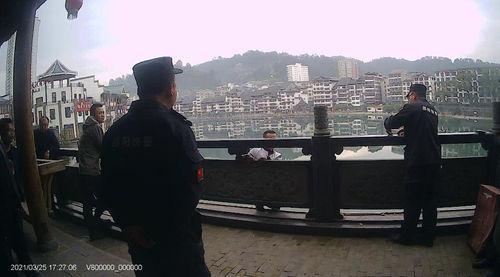 男子吃瓜跳桥视频,一场意外引发的全民热议