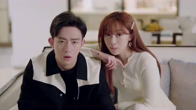 直视情侣吃瓜视频,甜蜜互动引网友热议