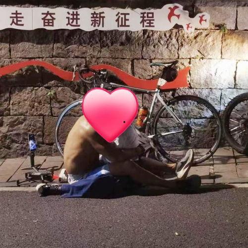 男子吃瓜围观视频,揭秘网络围观现象背后的心理奥秘