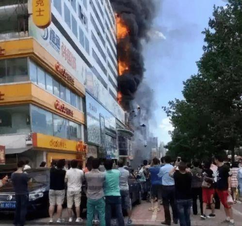 邵阳广场吃瓜事件视频,一场引发热议的街头冲突瞬间